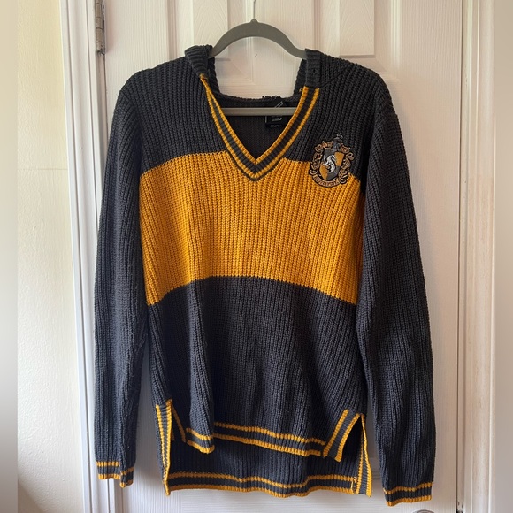 Harry Potter Brand Hufflepuff Sweater Yellow and Gray with Hood Size MD - Picture 4 of 4